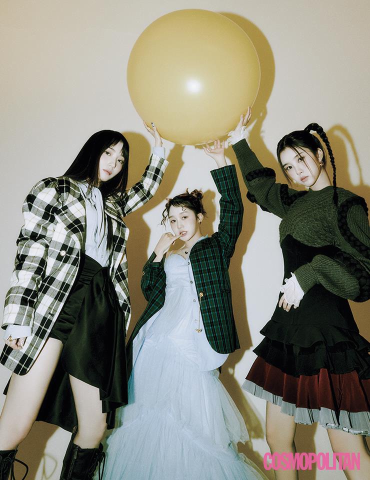 (영은)재킷 1백19만1천원 푸시버튼. 블라우스 18만8천원 듀이듀이. 미니스커트 61만8천원 라카지. 반지 (왼손, 왼쪽부터)4만원대. 5만원대 모두 영리영리. (오른손)스타일리스트 소장품. 슈즈 36만원 닥터마틴. (히카루)재킷 99만8천원 잉크. 원피스 가격미정 샵사이다. 귀고리 3만원 미니야. 목걸이 10만원대 어거스트하모니. 반지 스타일리스트 소장품. (다연)니트 원피스 가격미정 포츠 1961. 귀고리 5만9천원 어거스트하모니. 레이스 커프, 양말 스타일리스트 소장품.