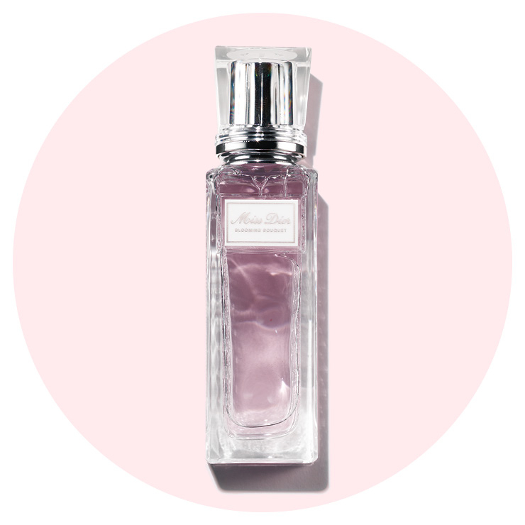 디올 미스 디올 블루밍 부케 롤러-- 펄 오 드 뚜왈렛 20ml 5만9천원대. 은은하면서도 사랑스러운 꽃 향을 언제 어디서든 간편하게 입힐 수 있는 롤온 타입의 향수.