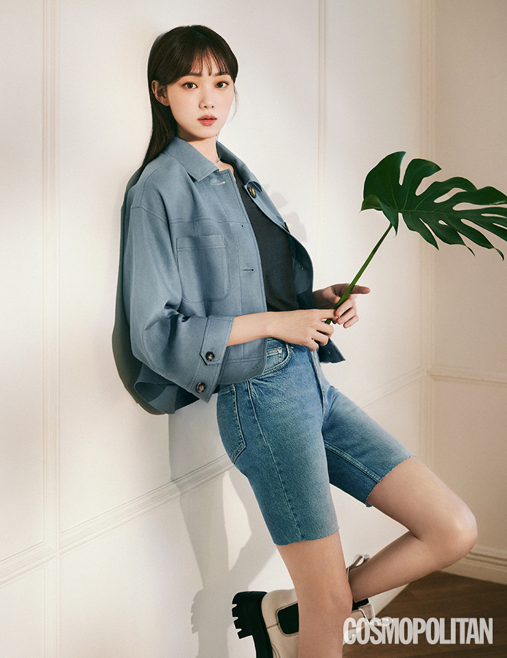 리넨 크롭트 재킷, 브이넥 리넨 티셔츠 모두 더엣지.