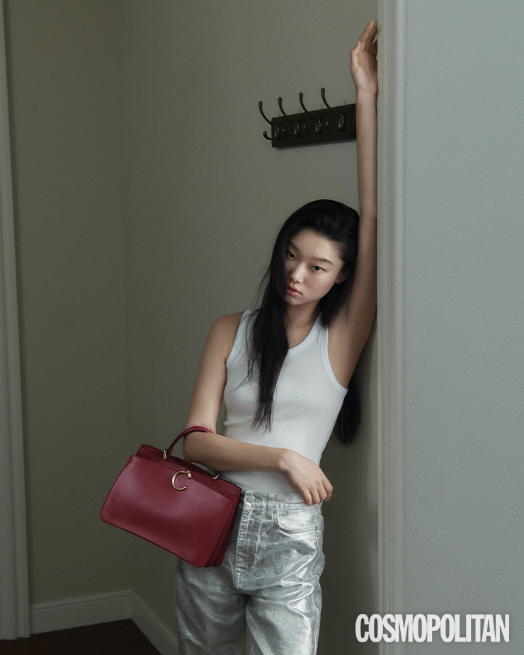 체리 레드 송아지 가죽 소재의 팬더 C 드 까르띠에 탑 핸들 백 가격미정 까르띠에. 탱크톱, 팬츠 모두 코스.