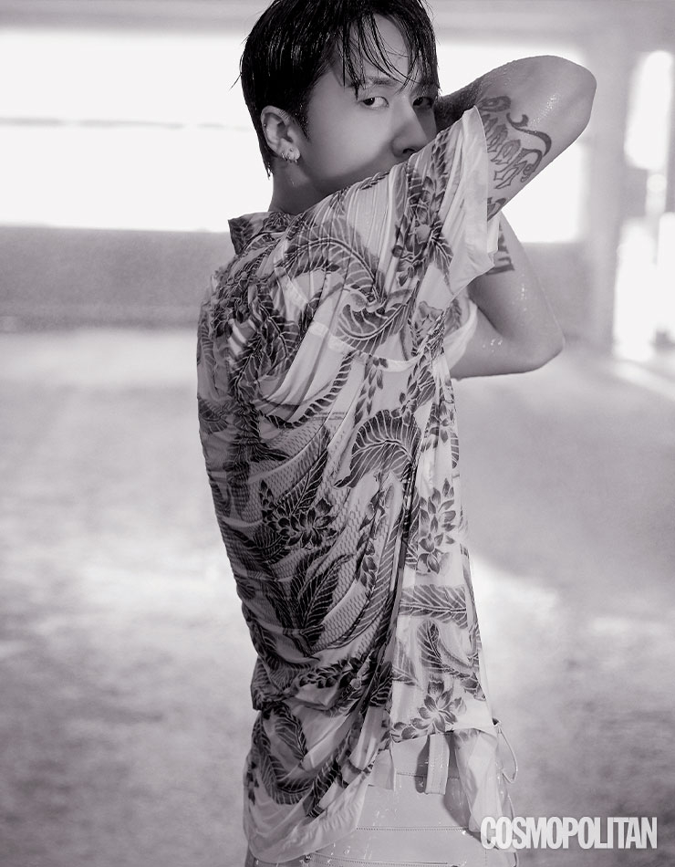 셔츠 18만3천원 올세인츠. 팬츠 가격미정 GMBH. 슬리브리스 톱 스타일리스트 소장품.