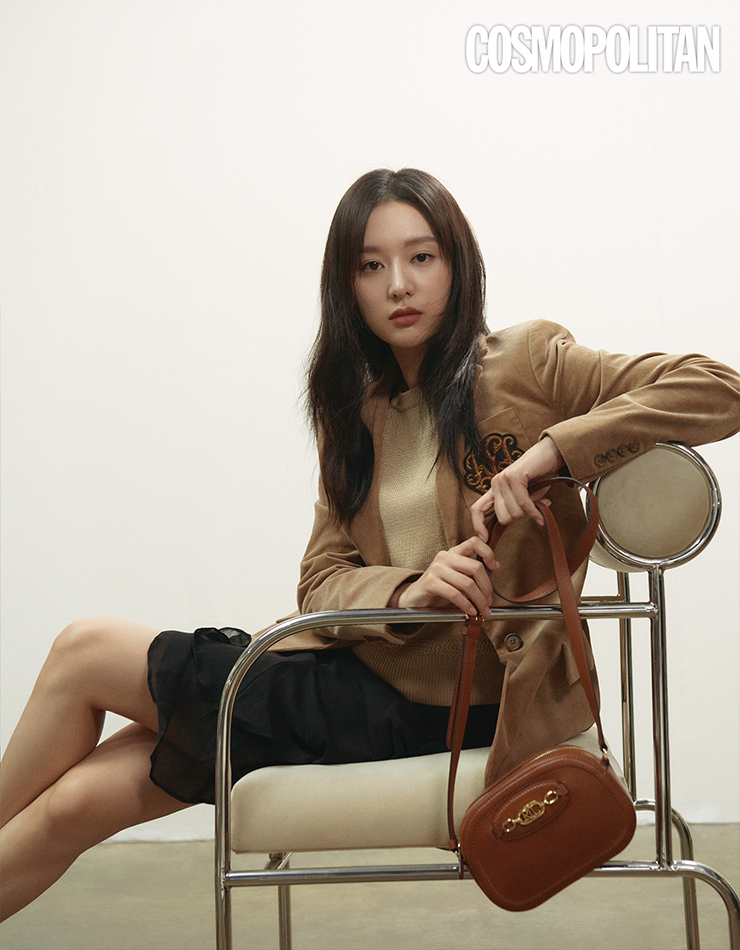 코듀로이 재킷 43만9천원, 니트 톱 19만9천원, 미니스커트 25만9천원, 크로스보디 백 45만9천원 모두 로렌 랄프 로렌.