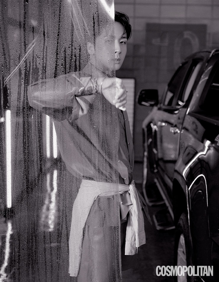 셔츠 42만원, 쇼츠 31만원 모두 나누시카 by 매치스패션. 슬리브리스 톱 가격미정 벨루티. 팔찌 모두 가격미정 소운스웬.