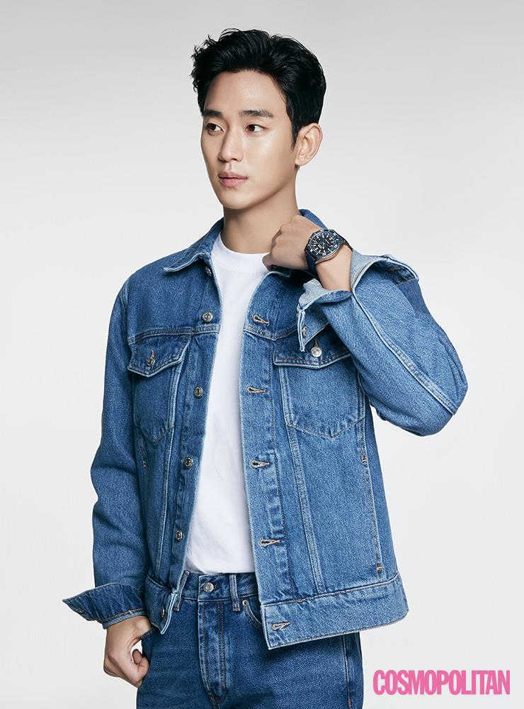 캐주얼한 블루 패브릭 소재와 사파이어 크리스털이 어우러진 디자인. 최대 80시간 파워 리저브 무브먼트를 탑재해 심해에서도 완벽한 가독성을 제공하는 오션스타 GMT. 1백55만원. MIDO