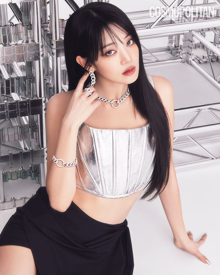 카테네 컬렉션의 총 11.2 캐럿의 다이아몬드가 풀 파베 세팅된 이어링, 총 37.8 캐럿의 다이아몬드가 풀 파베 세팅된 네크리스, 총 18.18 캐럿의 다이아몬드가 풀 파베 세팅된 브레이슬릿, 총 2.3 캐럿의 144개 다이아몬드가 풀 파베 세팅된 링 모두 포멜라토. 뷔스티에 마크 제이콥스. 미니스커트 YCH.