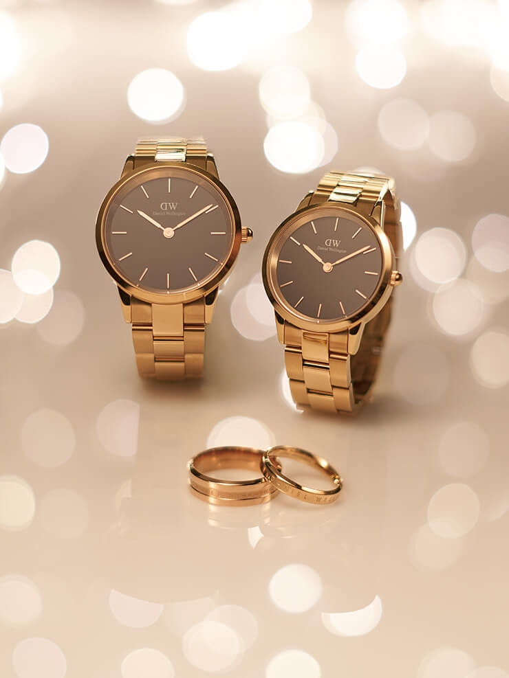 (왼쪽부터) [ICONIC LINK 워치] 클래식하고 모던한 디자인의 타임피스. 고급스러운 로즈 골드 컬러와 우아한 테이퍼드 실루엣이 돋보이는 커플 시계. 각각 29만8천원, 24만8천원. [ELAN 링 & CLASSIC 링] 다니엘 웰링턴 로고가 은은하게 각인된 미니멀하고 세련된 디자인의 커플 링. 각각 6만8천원, 5만8천원. 모두 다니엘 웰링턴. 