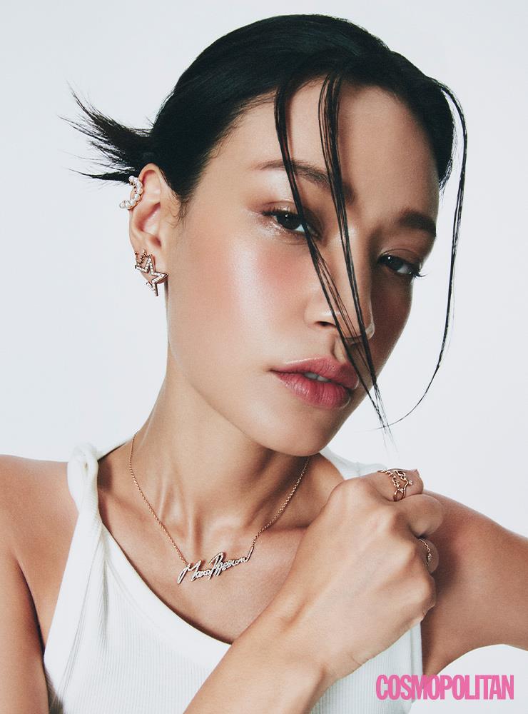 데인저 이어 커프 3백만원대, 어브스트랙 스타 귀고리 8백만원대 모두 타사키. 위 귀고리 2백60만원. 위 반지 2백70만원, 미미로즈 반지 1백10만원 모두 디올 파인 주얼리. 네온 모어 패션 펜던트 목걸이 1천만원대 스티븐 웹스터. 탱크톱 가격미정 코스.