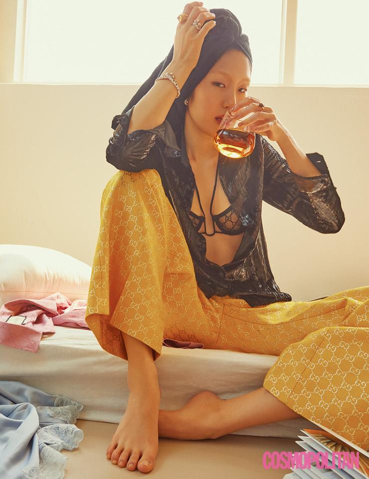 블랙 타월을 두건으로 활용해, 글램한 집콕 파티 패션을 완성하라. 귀고리 3천5백만원대, 커프 9천7백만원대 모두 프레드. 반지 (오른손 왼쪽부터)1천만원대 부쉐론. 3천2백만원대 프레드. (왼손, 세트)2천1백만원대, 3백70만원 모두 스티븐 웹스터. 블라우스 2백65만원, 레이스 브라 1백40만원, 팬츠 1백95만원, 침대 위 블라우스 1백70만원 모두 구찌. 바닥의 슬립 쇼츠 2만9천원 오이쇼.