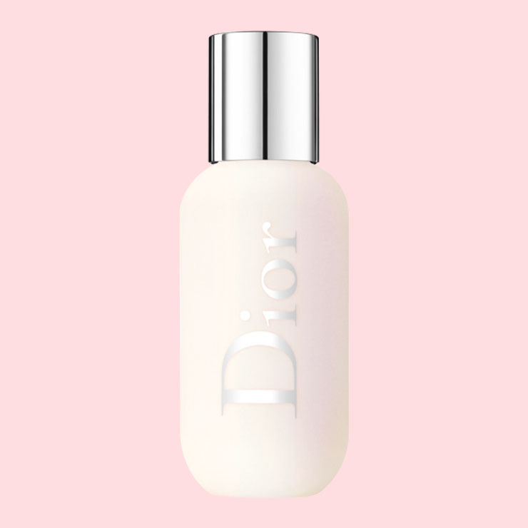 SKIN▶아무것도 바르지 않은 듯 깨끗한 배어 스킨에서 피부 결점을 커버한 메이크업이 유행할 전망. 디올 메이크업의 크리에이티브 디렉터 피터 필립스는 자연스럽고 투명하게 반짝이는 피부를 트렌드로 꼽았으며 이번 시즌 키워드로 ‘퓨어’와 ‘루미너스’를 선택했다. 피부에 은은한 윤기를 더해주는 프라이머를 바르고 하이라이터를 얹은 뒤 컨실러를 사용하면 마사지를 받고 나온 듯 건강한 광채가 연출된다. - 디올 백스테이지 페이스&바디 프라이머 001 유니버설 5만4천원.