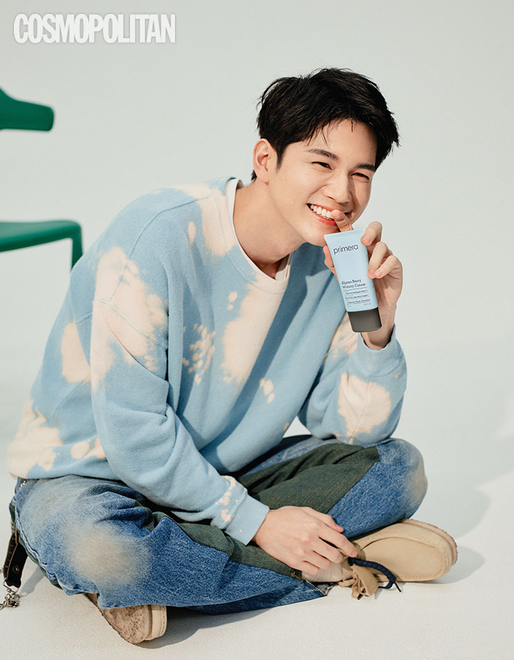 프리메라 알파인 베리 워터리 크림 업사이클링 에디션 4만7천원대. 스웨트셔츠 76만8천원 R13 by 에크루.데님 팬츠 52만8천원 BODYSONG by 에크루. 슈즈 25만8천원 클락스. 이너 톱 스타일리스트 소장품. 