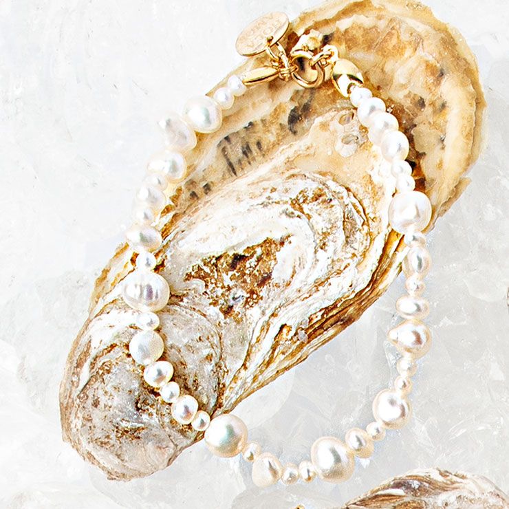 다양한 크기의 진주알을 매치한 팔찌 7만원대 올라 아모르 에스투디오스(Hola Amor Estudios).