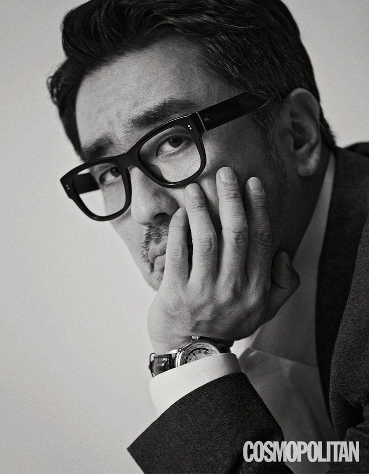 재킷 가격미정 맨온더분. 셔츠 가격미정 브룩스 브라더스. 안경 40만원대 돌체앤가바나 by 룩소티카. 시계 4백60만원대 프레드릭 콘스탄트.