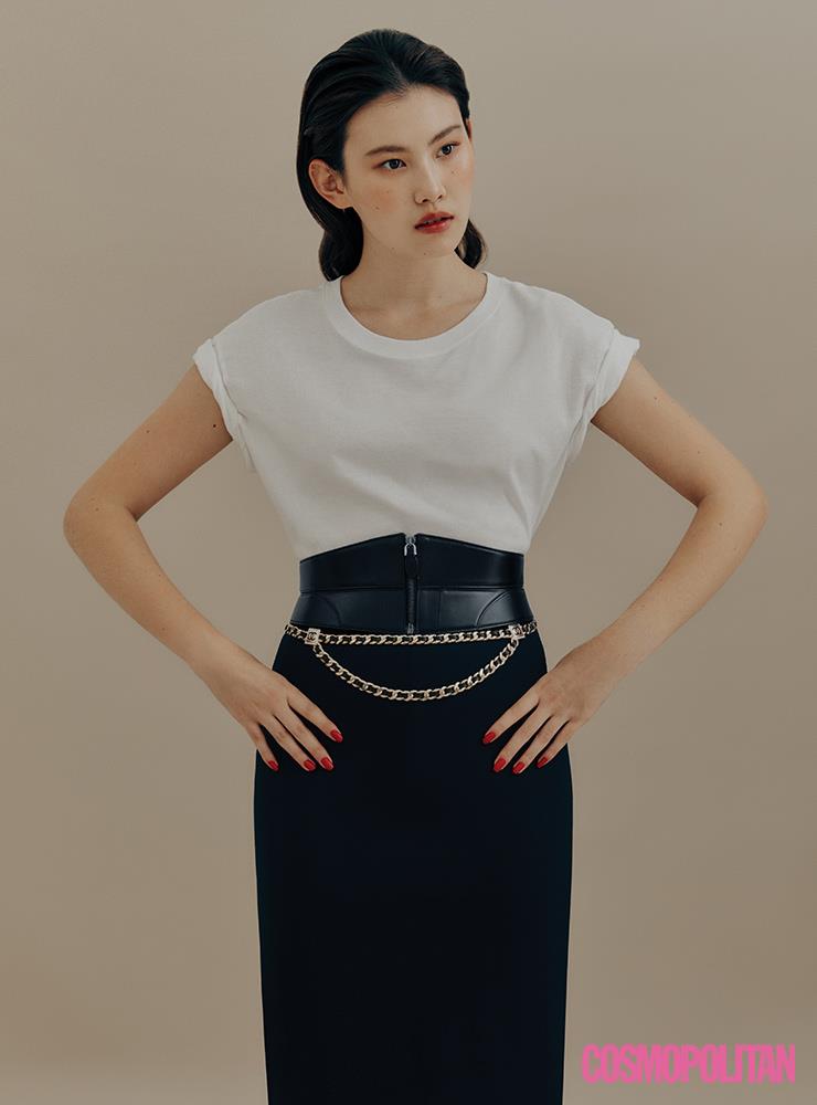와이드 벨트 1백85만원 알라이아. 체인 벨트 가격미정 샤넬. 티셔츠 가격미정 h&m. 스커트 21만5천원 타미 힐피거.