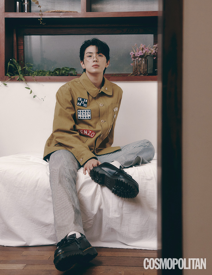 재킷 1백64만원대 겐조. 팬츠 가격미정 프롬아를. 로퍼 24만원대 닥터마틴. 안경, 양말 스타일리스트 소장품.