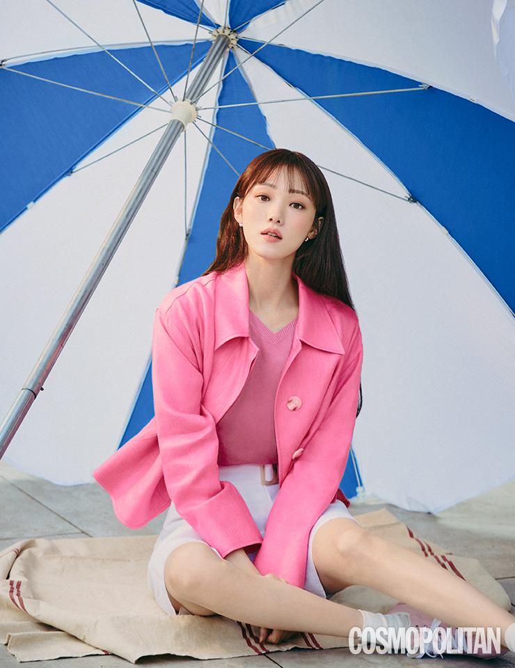 리넨 쇼트 재킷, 브이넥 톱, 벨트 디테일을 더한 리넨 쇼츠 더엣지.