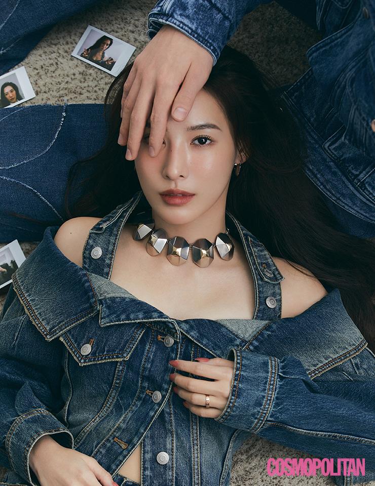데님 톱 2백90만원대, 데님 팬츠 1백40원대, 귀고리 가격미정 모두 알렉산더 맥퀸. 목걸이 가격미정 포츠 1961, 반지 희두와 나연의 커플링.