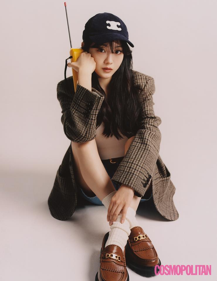 재킷, 이너 톱, 벨트, 볼캡, 로퍼 모두 가격미정 셀린느. 데님 쇼츠, 양말 스타일리스트 소장품.