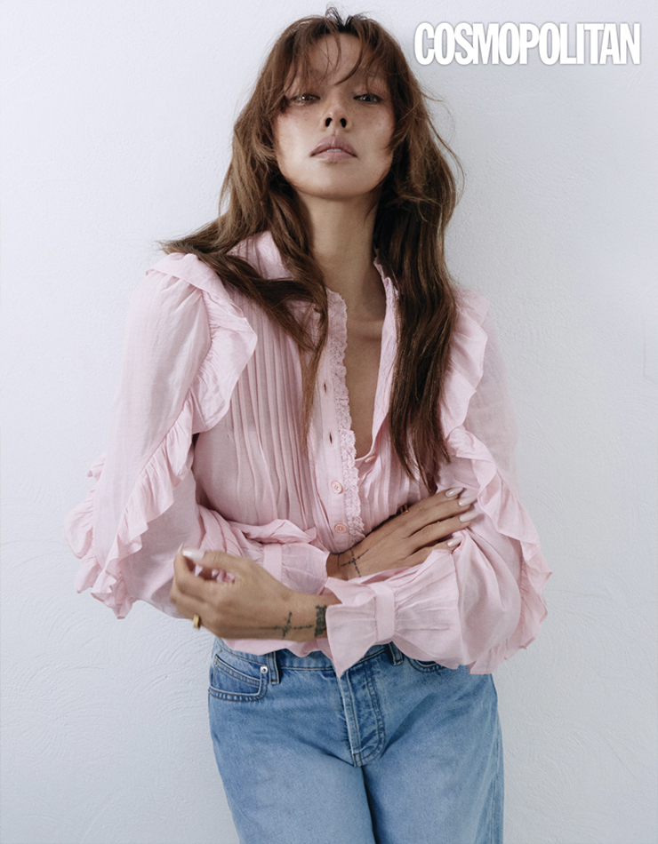 셔츠 Timmy Tomboy, 데님 팬츠 Evy Denim Eco, 반지 Cecilia Set Ring 모두 쟈딕앤볼테르.