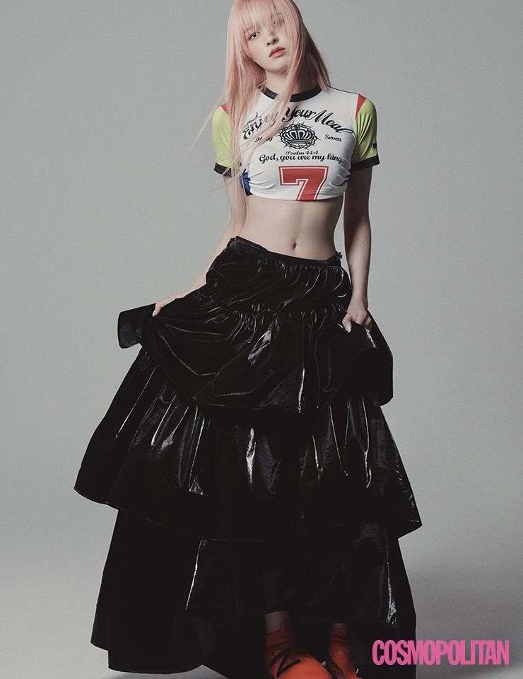 크롭 톱, 스커트 모두 가격미정 홀리넘버세븐. 슈즈 가격미정 뉴발란스.