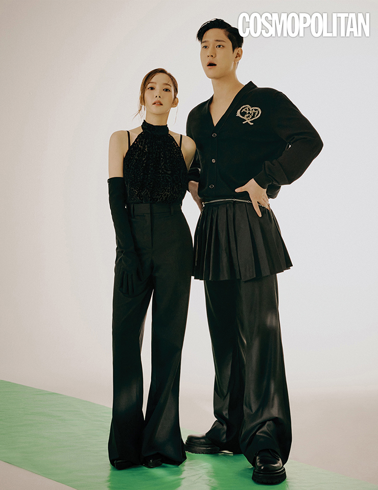 (박민영)톱 가격미정 아미. 팬츠 1백50만원 로에베. 장갑 가격미정 발렌티노 가라바니. 슈즈 스타일리스트 소장품. (고경표)카디건 1백99만원 알렉산더 맥퀸 by 무이. 스커트 팬츠 가격미정 듀오. 체인 벨트 1백53만9천원 앤 드뮐미스터 by 아데쿠베. 슈즈 81만원 아미.