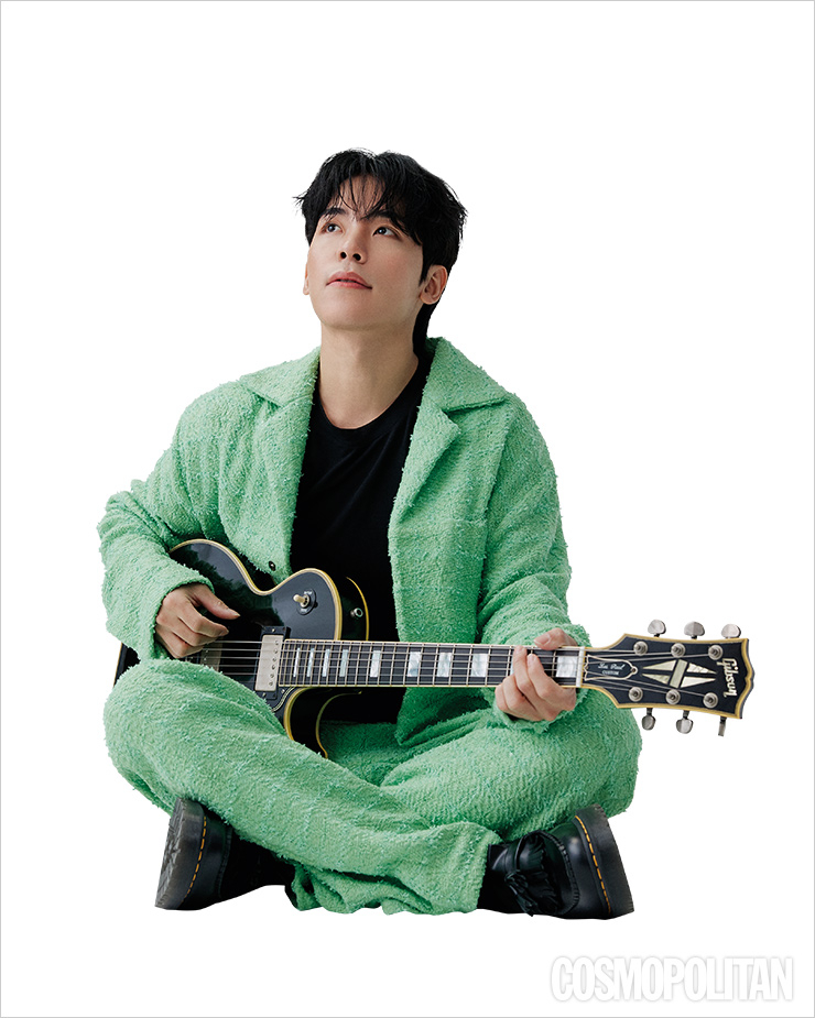 핸드우븐 재킷 2백만원대, 핸드우븐 팬츠 1백40만원대 모두 영앤생. 이너 톱 가격미정 톰 포드. 로퍼 24만원 닥터마틴.