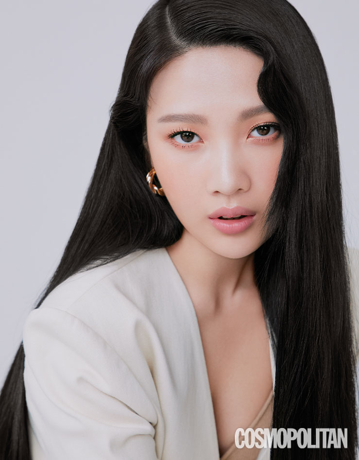 재킷 32만8천원, 쇼츠 15만8천원 모두 레하. 보디슈트 29만8천원 잉크. 귀고리 5만9천원 배배. 롱부츠 스타일리스트 소장품.