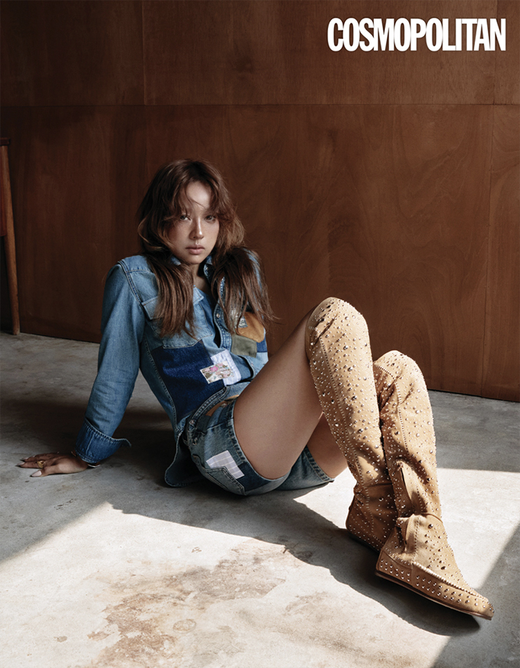 데님 셔츠 Thelma Denim Eco Patch, 데님 쇼츠 Sina Denim Eco Patch, 반지 Idol Ring, 스터드 장식 스웨이드 롱부츠 Bottes Santa 모두 쟈딕앤볼테르.