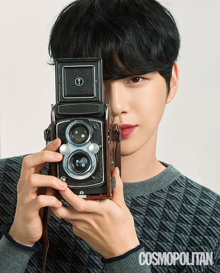 립 지방시 뷰티 르 루즈 딥 벨벳 N27 루즈 앙퓨제 4만8천원대, 르 로즈 퍼펙토 N1 퍼펙트 핑크 4만7천원. 스웨터 1백23만5천원 지방시.