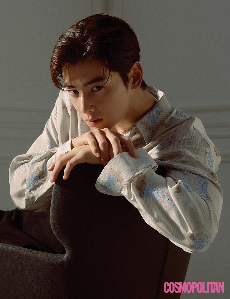 So Chic 디올 하우스의 오리지널 향수를 새롭게 리뉴얼해 재탄생한 코롱 블랑쉬 오 드 퍼퓸. 반짝이는 오렌지 블로섬 노트 사이에 따뜻한 바이올렛 어코드가 어우러지며 기품 넘치는 우아함을 더한다. 셔츠, 팬츠, 반지 모두 가격미정 디올.