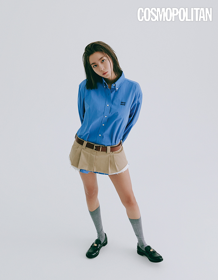 셔츠, 미니스커트, 니삭스, 슈즈 모두 가격미정 미우미우.