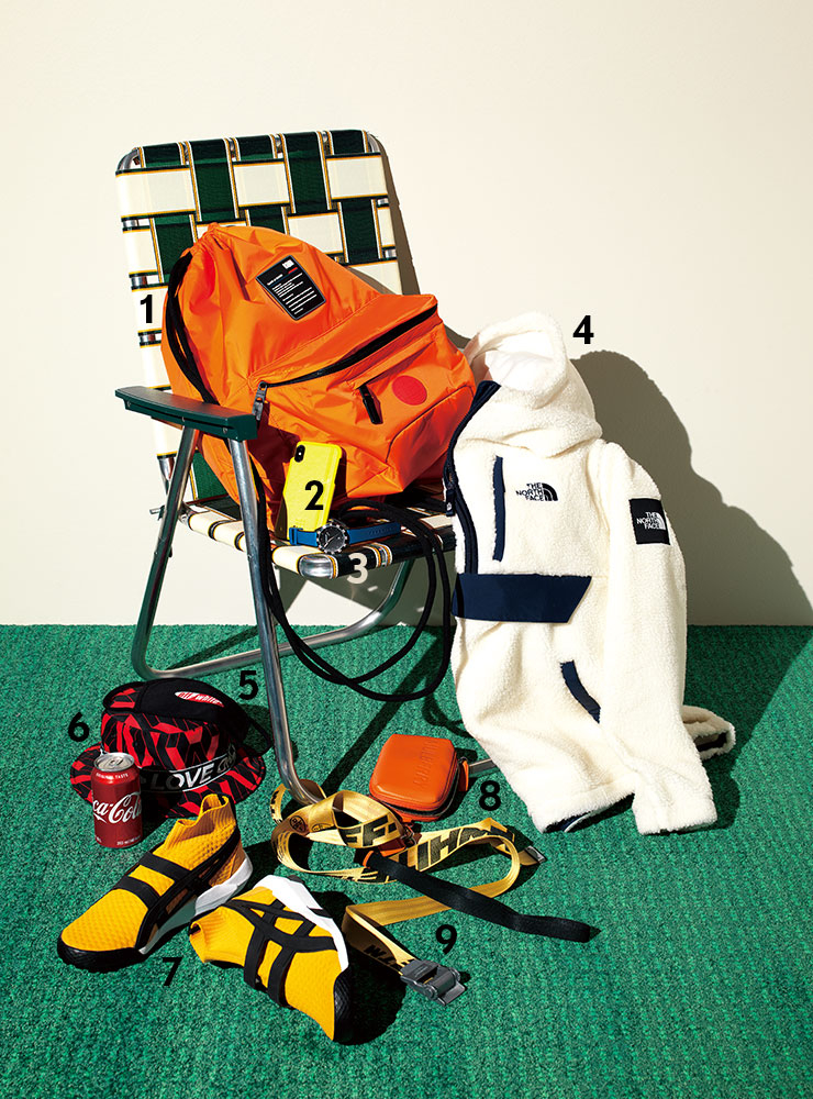 1 백팩 17만원 오니츠카 타이거. 2 휴대폰 케이스 3만9천9백원 몰스킨. 3 시계 27만원 캘빈클라인 워치 앤 주얼리. 4 플리스 후디 17만8천원 노스페이스. 5 마스크 12만원 오프화이트. 6 버킷 해트 10만원 포츠V. 7 스니커즈 가격미정 오니츠카 타이거. 8 미니 백 48만9천원 멀버리. 9 벨트 36만원 오프화이트. 