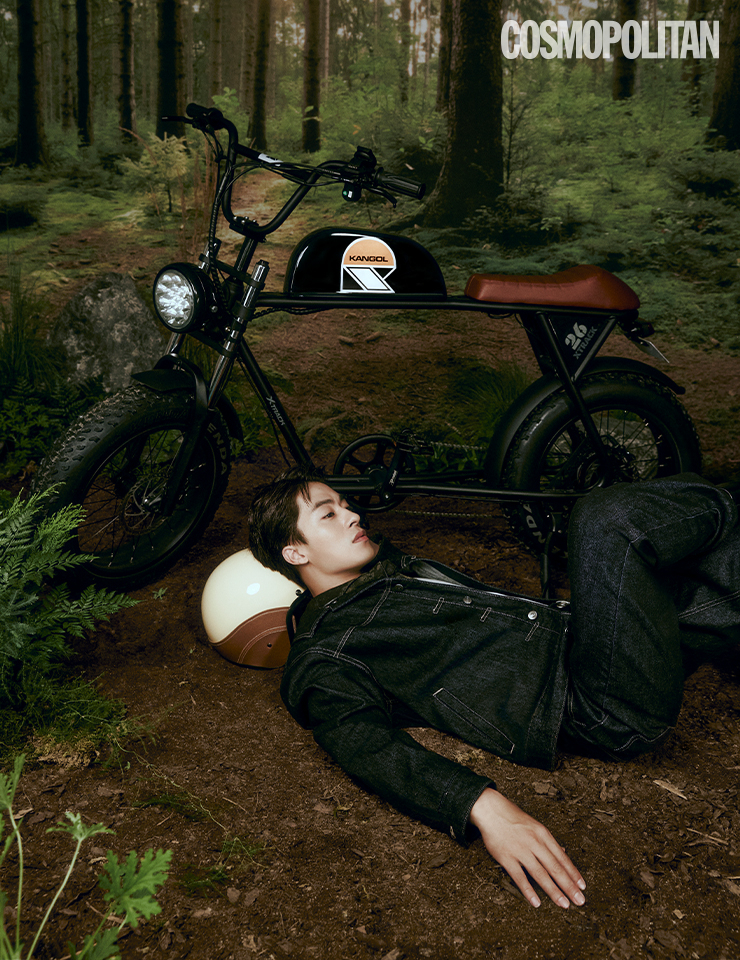 크래쉬 데님 트러커 재킷(CRS Denim Trucker Jacket) 21만8천원, 크래쉬 데님 팬츠(CRS Denim Pants) 14만8천원 모두 캉골. 