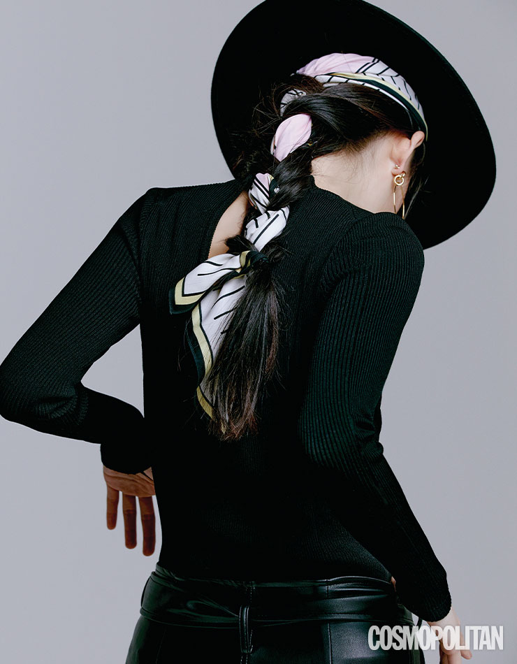 니트 톱 39만원 준지. 가죽 팬츠 가격미정 로우클래식. 스카프 4만5천원 앤아더스토리즈. 페도라 12만5천원 누햇. 귀고리 4만3천원 오르빗.