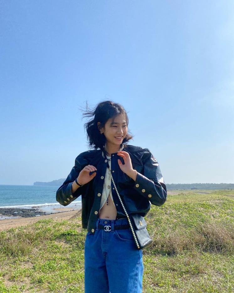 샤넬의 아이템으로만 스타일링했는데도 과하지 않아 보이는 정호연의 스타일링.