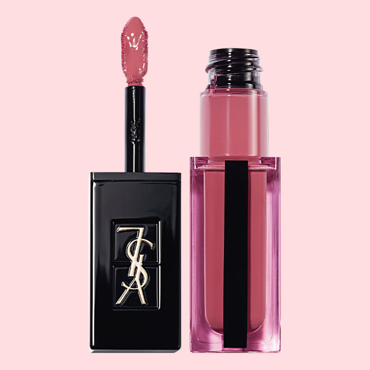 LIPS▶투명 립글로스를 바른 듯 물기를 머금은 것 같은 수분감 넘치는 입술에 주목할 것. 입술색과 비슷한 누드, 베이비 핑크색 립을 립밤을 바르듯 무심하게 쓱쓱 발라주자. - 입생로랑 베르니 아 레브르 워터 스테인 606 로즈우드 플로우 4만5천원.