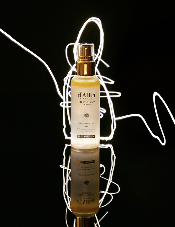 피부 속보습 및 피부 각질 개선 효과를 검증받았고 극세사 분세력으로 끈적임 없이 산뜻하게 피부에 영양과 보습을 공급해준다. 화이트 트러플 퍼스트 스프레이 세럼, 100ml, 2만9천9백원, d'Alba.