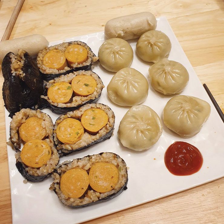 Diet Meal : 닭 가슴살 위주의 단백질 식단을 유지하지만 지겹게 느껴질 땐 조금씩 응용하는 것이 팁. 닭 가슴살 소시지가 주재료인 현미 김밥이나, 두부와 채소를 섞어 만든 비빔밥 레시피를 활용한다.