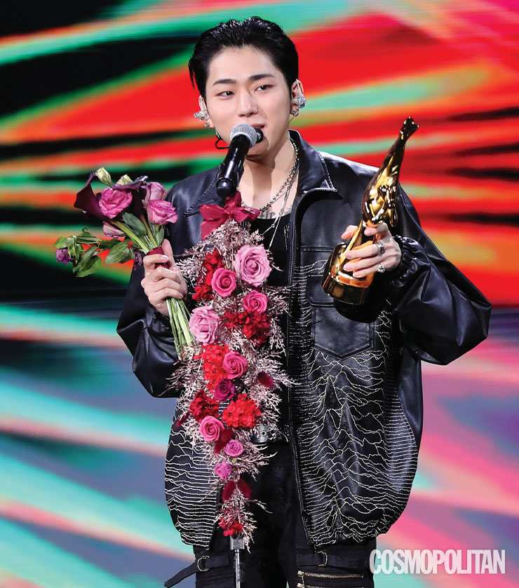 아무 노래를 불러도 멋진 지코는 베스트 알앤비 힙합상을 수상했다. 