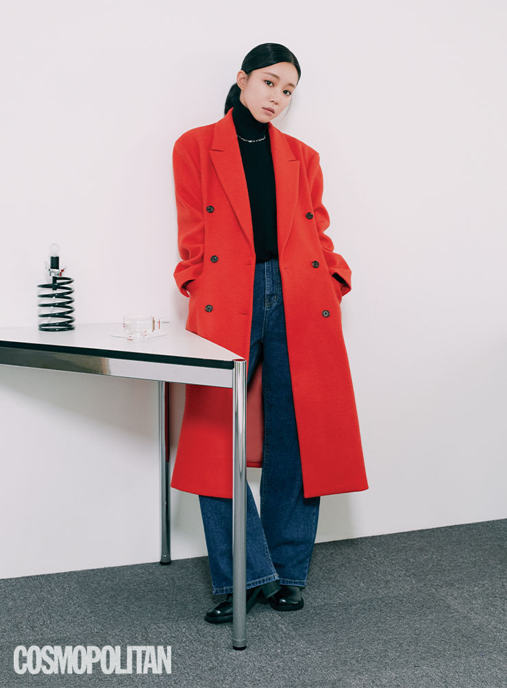 코트 12만5천원, 데님 팬츠 4만2천원, 체인 목걸이 1만2천원, 앵클부츠 5만원 모두 비바문. 터틀넥 에디터 소장품.