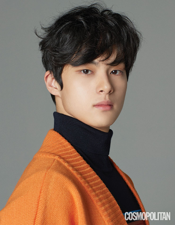 터틀넥 35만8천원 DKNY. 카디건 스타일리스트 소장품.