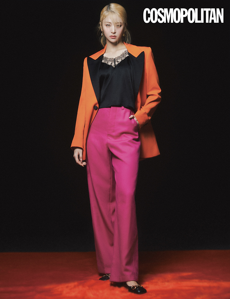 블레이저, 이너 톱, 팬츠 모두 가격미정 아미. 귀고리 가격미정 돌체앤가바나. 펌프스 가격미정 구찌.