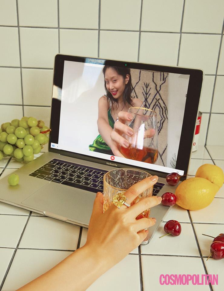 볼드한 주얼리는 하나만으로도 강렬한 존재감을 뿜어낸다. 반지 가격미정 다미아니. 화면 속 드레스 1백8만원대 아레아 by 네타포르테.