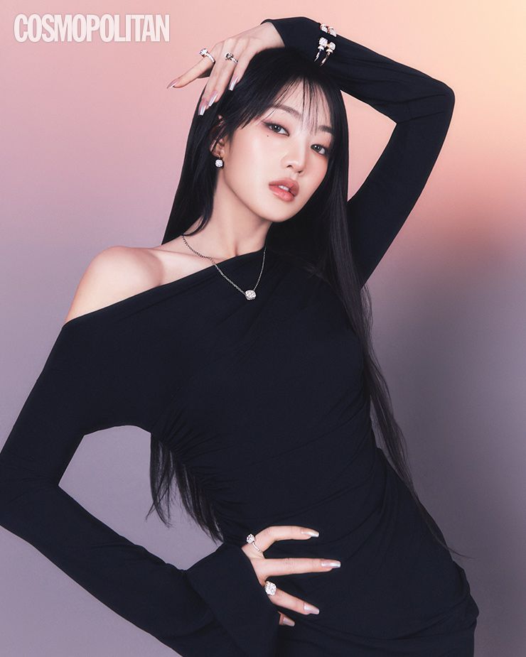  총 1.6캐럿의 78개 다이아몬드가 세팅된 누도 쁘띠 이어링, 총 1.5캐럿의 48개 다이아몬드가 세팅된 누도 클래식 펜던트 네크리스, 스톤이 비대칭 세팅된 누도 오픈 뱅글, (왼손 왼쪽부터)총 2.2캐럿의 105개 다이아몬드가 세팅된 누도 솔리테어 클래식 링, 화이트 토파즈와 총 0.5캐럿의 36개 다이아몬드가 세팅된 누도 쁘띠 링, (오른손 위부터)중앙에 0.5캐럿의 다이아몬드를 배치하고 65개의 다이아몬드를 세팅한 누도 솔리테어 쁘띠 링, 총 3.6캐럿의 137개 다이아몬드가 풀파베 세팅된 누도 솔리테어 아솔루토 링 모두 포멜라토. 미니드레스 쏜지크.