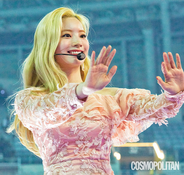 ‘원스’에게 환한 미소를 발사하는 다현. 