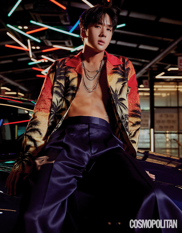 셔츠 58만원 우영미. 팬츠 가격미정 던힐. 목걸이 가격미정 락킹에이지.