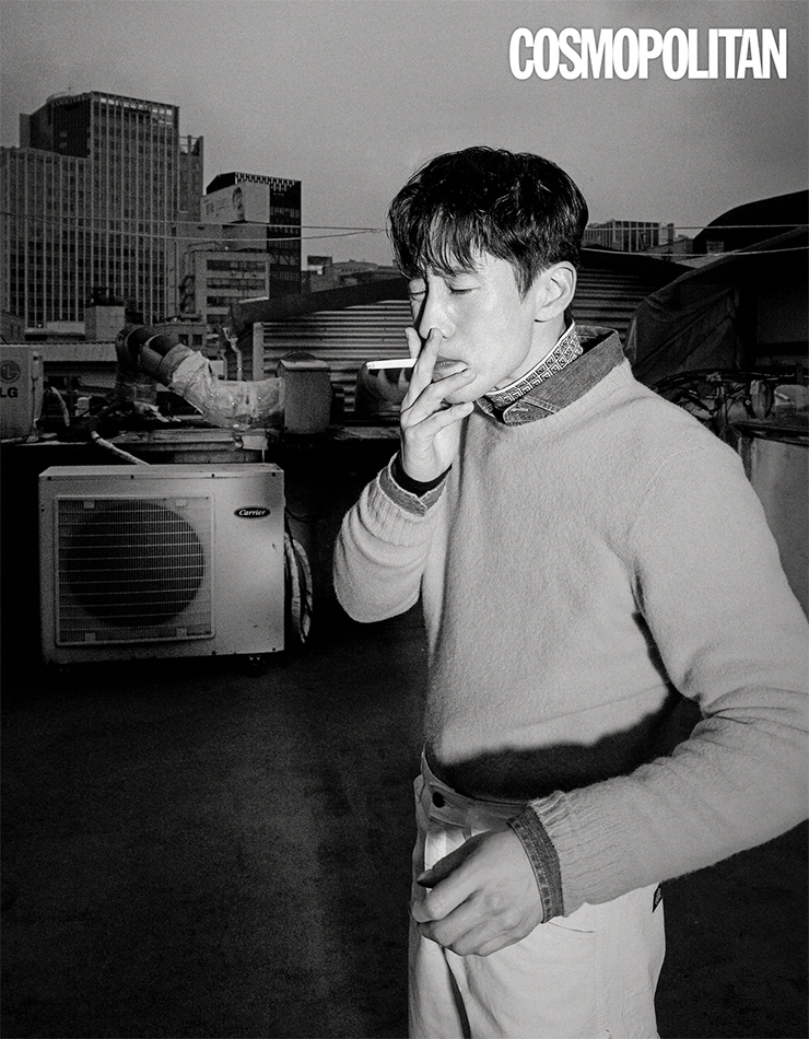 니트 풀오버 가격미정 드루모어 by 샌프란시스코 마켓. 터틀넥 가격미정 프라다. 데님 셔츠, 팬츠 스타일리스트 소장품.