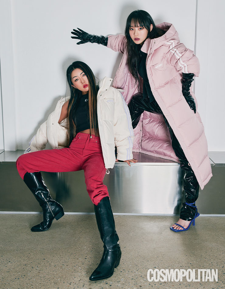 (리헤이)다운 점퍼 25만9천원 널디. 크롭 톱 4만2천원 LEEY. 팬츠 16만9천원 홀페이퍼. 웨스턴 부츠 가격미정 자라.(노제)롱 다운 점퍼 32만5천원 널디. 셔츠 15만8천원 팍시. 팬츠 9만3천원 LEEY. 스트랩 슈즈 가격미정 자라. 장갑 스타일리스트 소장품. 