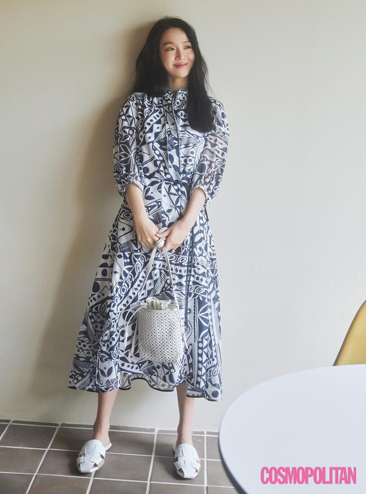 프린팅 드레스, 슬라이드 슈즈, 메쉬 미니백 모두 래트.