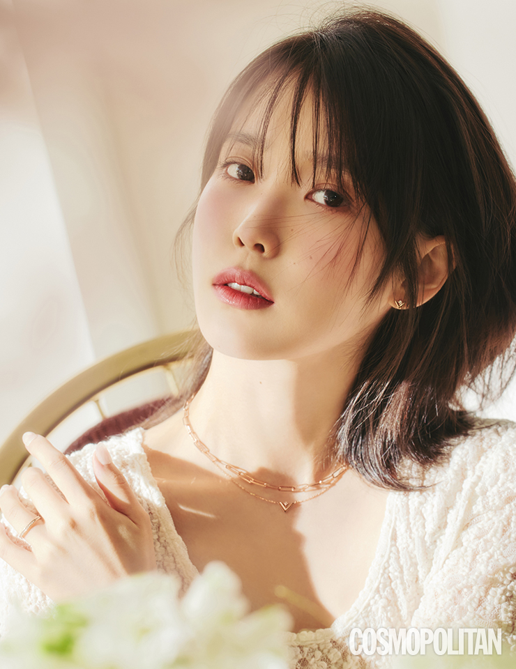 체인 목걸이 159만원 제이에스티나. 마리벨 목걸이 39만8천원 제이에스티나. 귀고리 29만8천원 제이에스티나. 반지 37만원 제이에스티나. 시스루 톱 잉크.