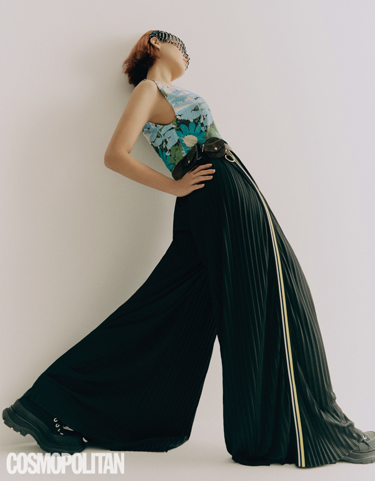 Couture touch 드라마틱한 무드를 자아내는 눈부신 반짝임과 과장된 실루엣. 주얼 톱 가격미정 8 몽클레르 리차드 퀸. 팬츠 23만원 오니츠카 타이거. 헤드기어 14만9천원 큐 밀리너리. 벨트 백 1백78만원 루이 비통. 워커 부츠 가격미정 알렉산더 맥퀸.